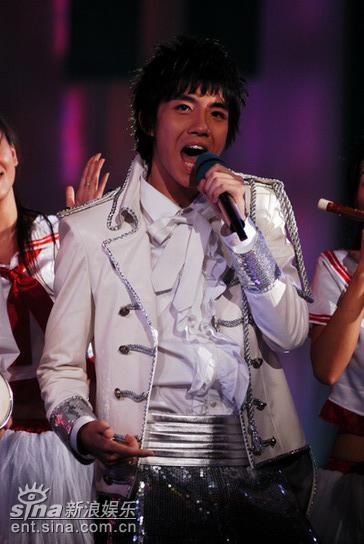 图文:快乐男声6进5总决赛-俞灏明卖力演唱