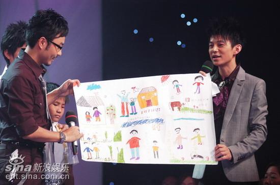 图文:快乐男声6进5总决赛-主持人展示儿童画