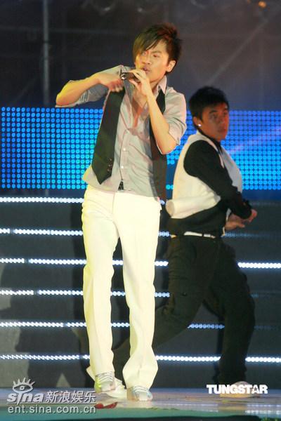 张靓颖黄晓明走进香港 许志安韩红不避嫌【图】