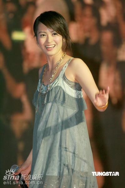 张靓颖黄晓明走进香港 许志安韩红不避嫌【图】