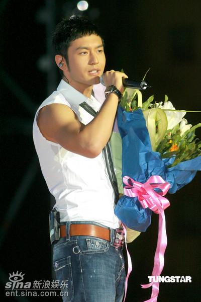 张靓颖黄晓明走进香港 许志安韩红不避嫌【图】