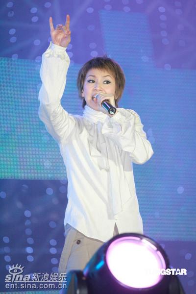 张靓颖黄晓明走进香港 许志安韩红不避嫌【图】