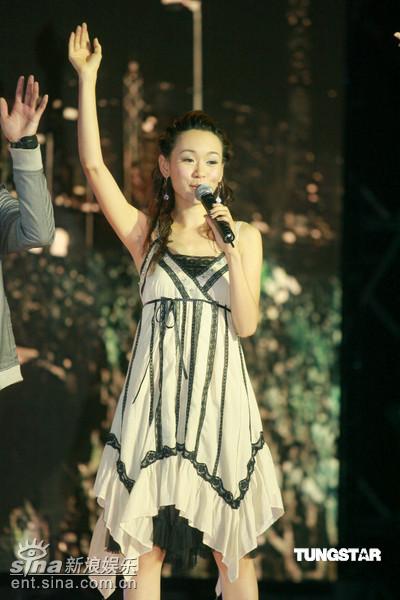 张靓颖黄晓明走进香港 许志安韩红不避嫌【图】