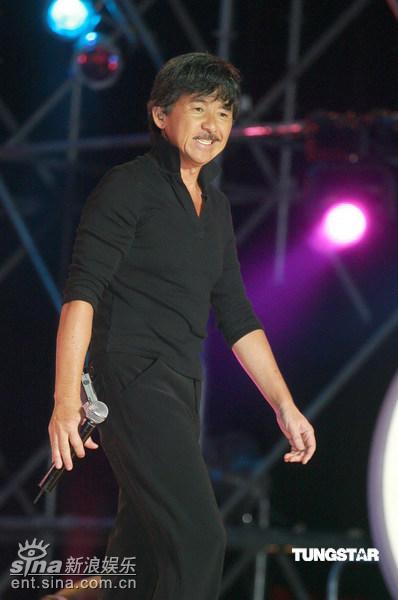 张靓颖黄晓明走进香港 许志安韩红不避嫌【图】