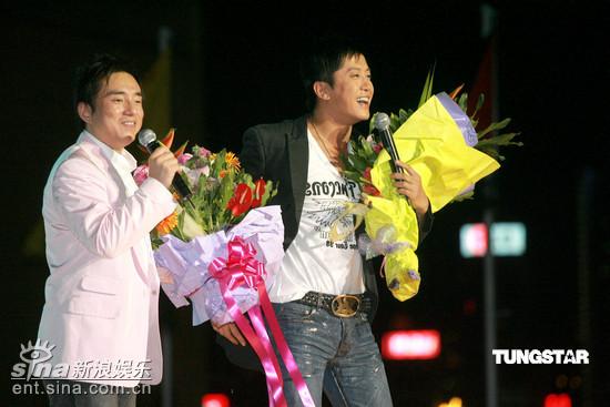 张靓颖黄晓明走进香港 许志安韩红不避嫌【图】