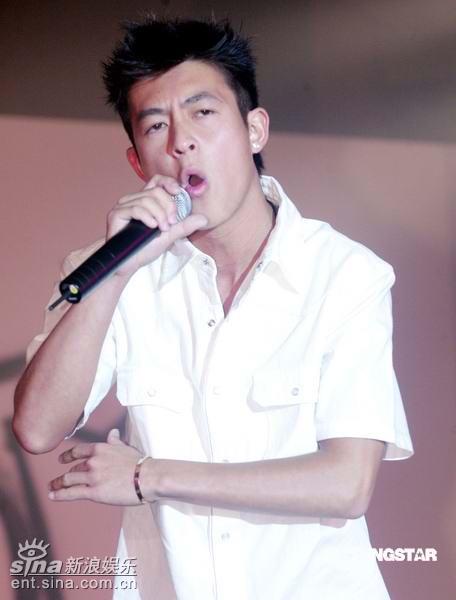 组图:陈冠希新专辑庆功开心 HIT-HOP风冠全场