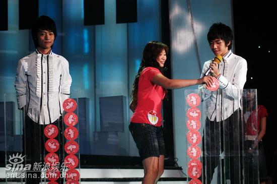 图文:快乐男声6进5总决赛-魏晨俞灏明PK