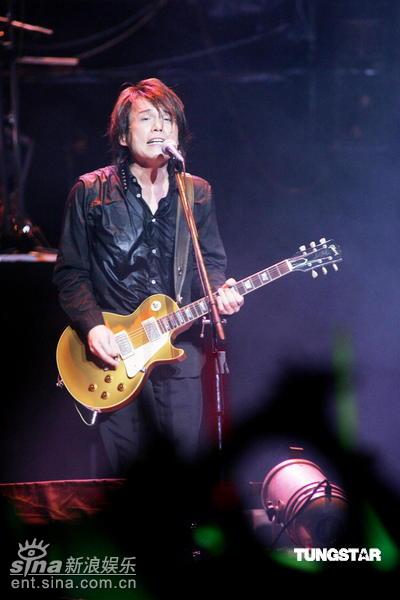 组图:伍佰举办演唱会 天心性感爆乳大跳辣身舞