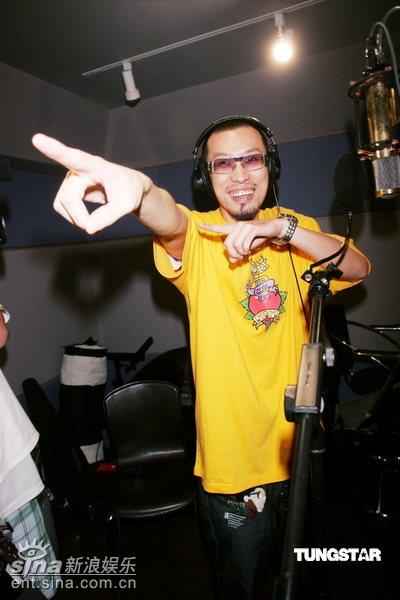 组图:南拳妈妈自称周杰伦父亲 与热狗合作新曲