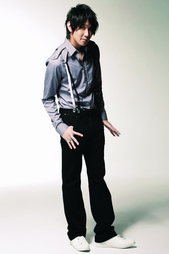 组图:林俊杰背带裤造型曝光 单眼皮男生现魅力