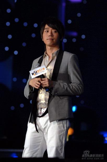 图文：张栋梁登台演唱昔日金曲红遍大江南北