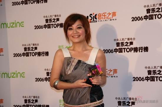 图文：梁静茹获港台最佳女歌手大奖亮相后台