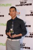 组图：众男星亮相颁奖后台休闲西装引领潮流