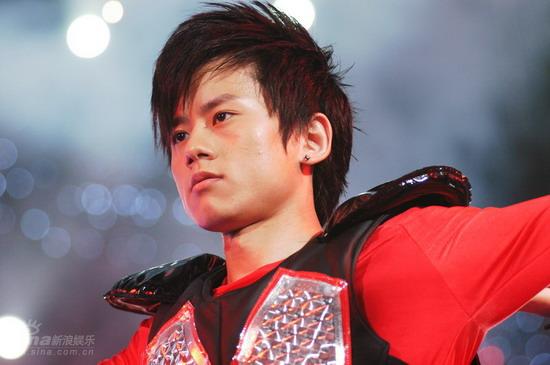 图文:2007快乐男声5进4-张杰发型帅气