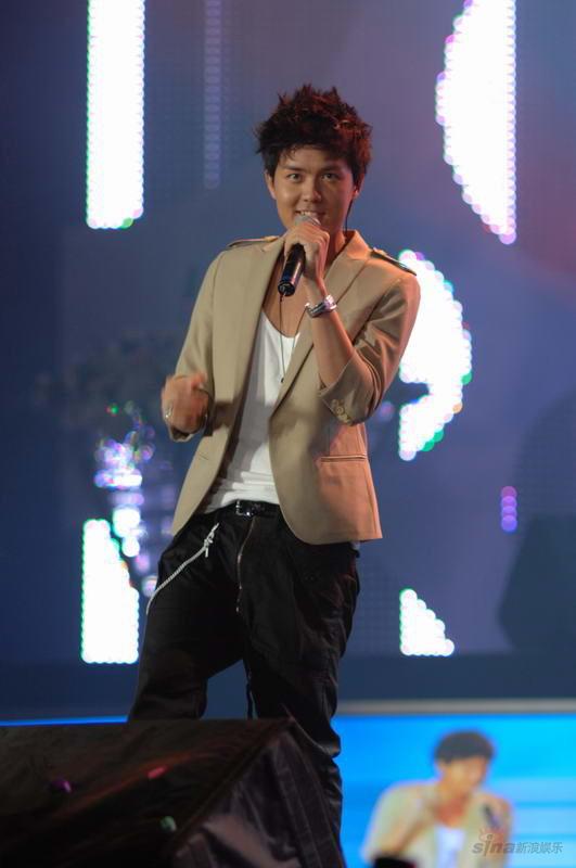 图文:吴克群帅气登台 休闲西装动感演绎歌曲