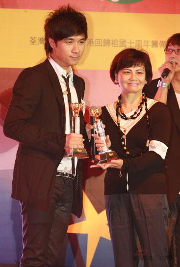 图文:古巨基《爱得太迟》获得年度粤语歌曲