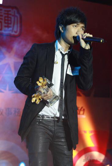 图文:古巨基黑色西装出场演唱《爱的太迟》