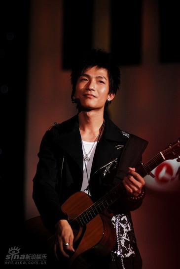 图文:2007快乐男声5进4-陈楚生抱吉他唱歌