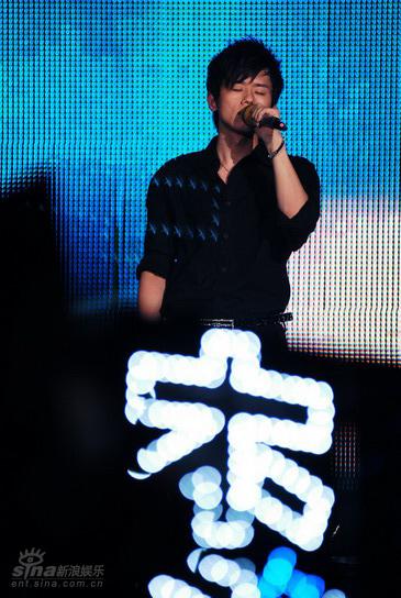 图文:2007快乐男声5进4-张杰深情演唱
