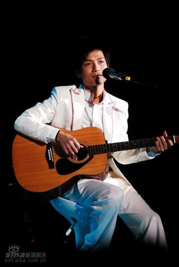 图文:2007快乐男声5进4-陈楚生弹吉他清唱