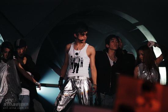 图文:2007快乐男声5进4-张杰银裤白背心