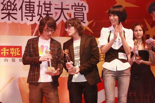 图文:Tizzy Bac获最佳乐队奖 女主唱格外显眼