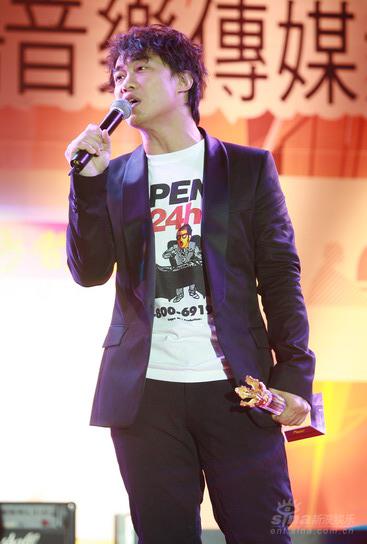 图文:歌王陈奕迅演唱《富士山下》引全场欢呼