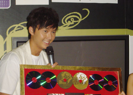 王浩信被赞胸大和胡杏儿拍吻戏很紧张(组图)