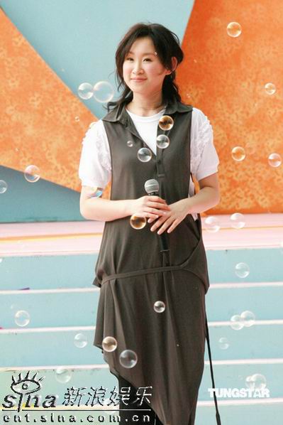 图文:《成功10载汇演》--王苑之登台献唱