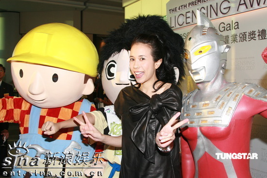 莫文蔚陈柏宇出席活动 与众卡通人物同台【图】