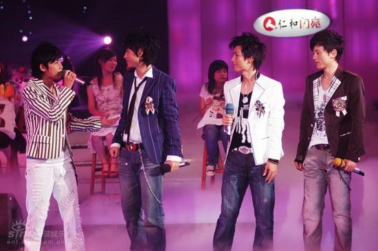 图文:快乐男声4进3总决赛--四强同台合唱