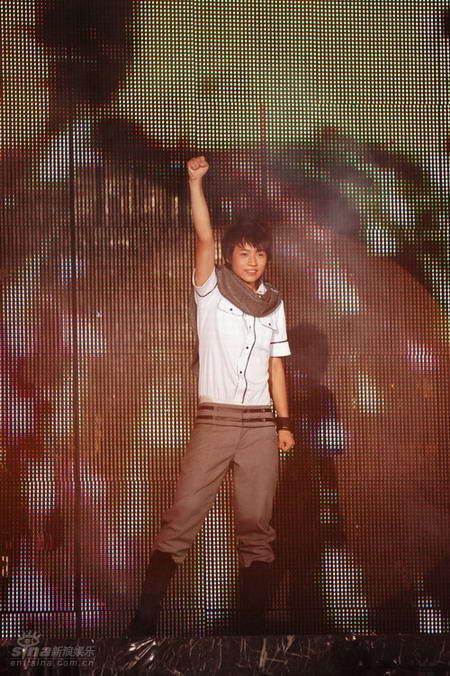 图文:快乐男声4进3总决赛--魏晨举起拳头