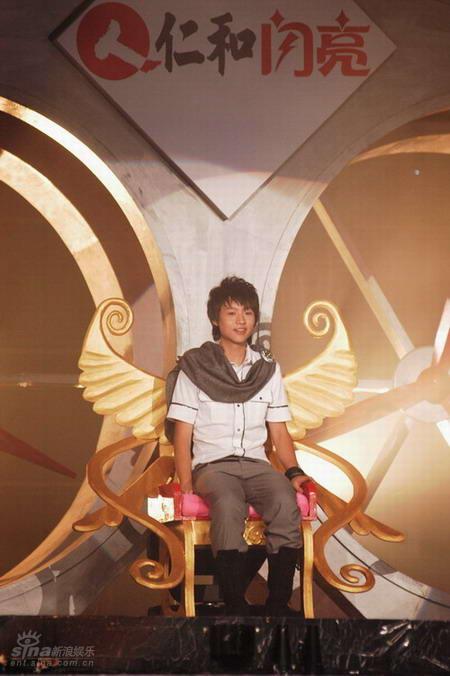 图文:快乐男声4进3总决赛--魏晨穿靴子