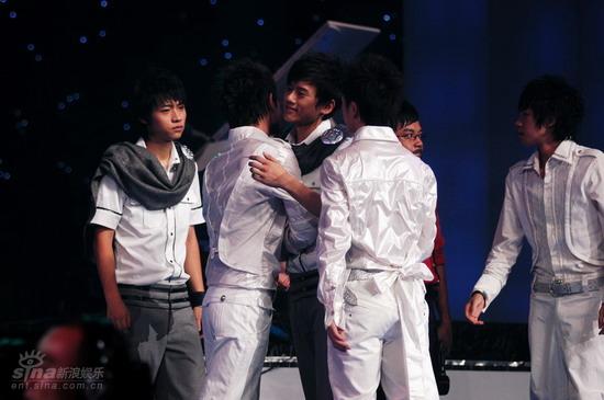 图文:快乐男声4进3总决赛--张杰与好兄弟拥抱