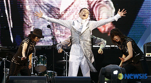 组图:南贤俊现场秀华丽机械舞 银色战衣显帅气