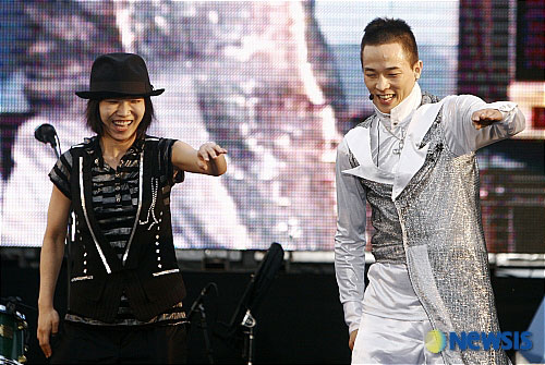 组图:南贤俊现场秀华丽机械舞 银色战衣显帅气