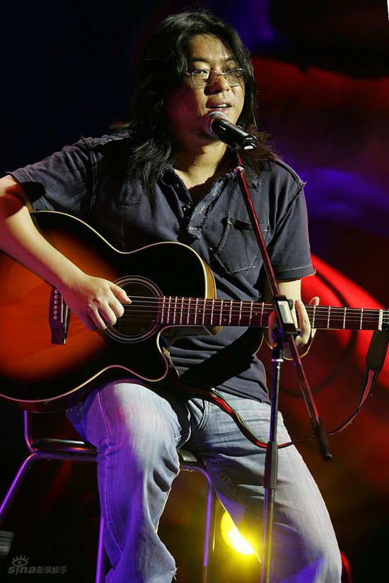 图文：两岸校园歌曲演唱会--高晓松吉他弹唱
