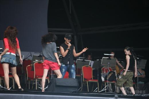 黄晓明上海live earth演唱会首次热舞【图】