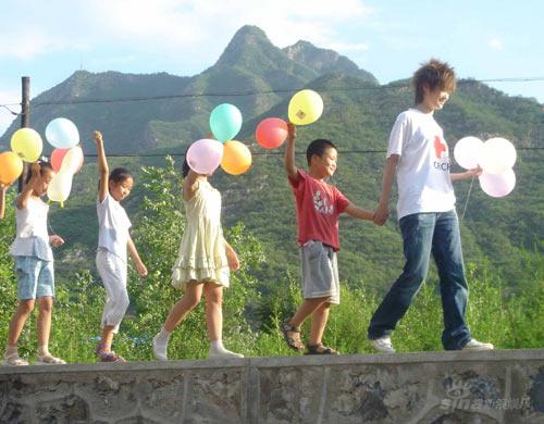 组图: 李宇春 冒酷暑做公益 与山村 小孩 演对手戏