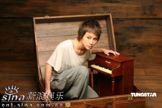何韵诗下月开办演唱会木盒里大练软骨功(组图)
