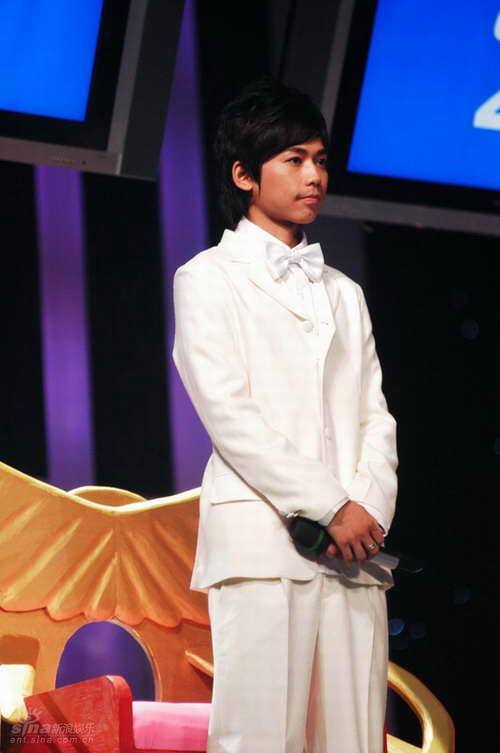 图文:快乐男声总决赛3进2--苏醒白色西装
