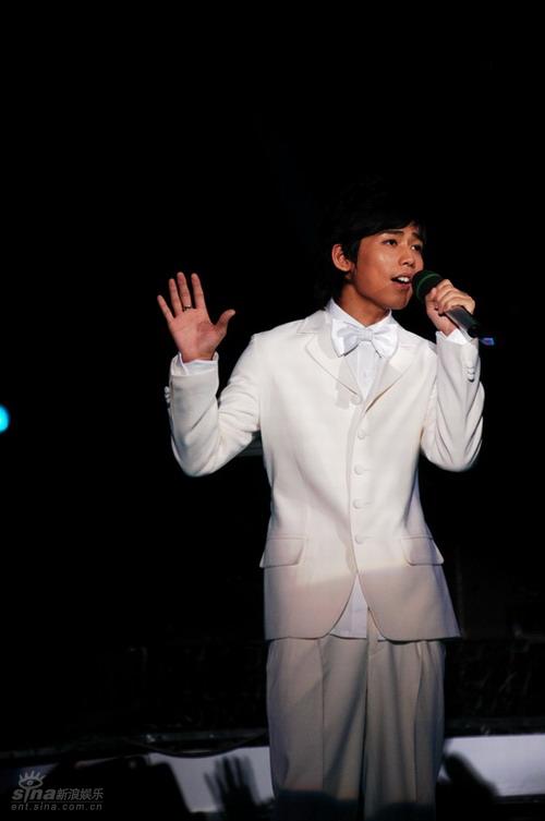 图文:快乐男声总决赛3进2-苏醒唱歌收放自如