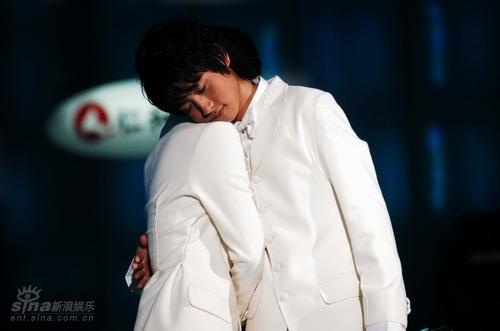 图文:快乐男声总决赛3进2--魏晨头靠苏醒肩