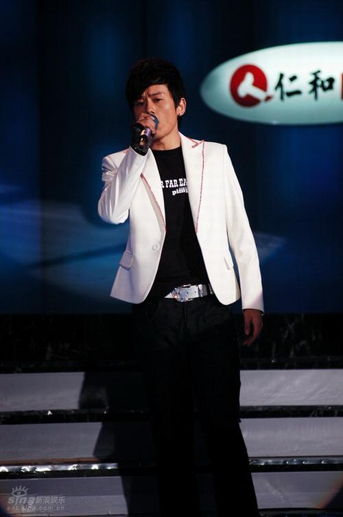 图文:快乐男声总决赛3进2--张杰助阵演唱