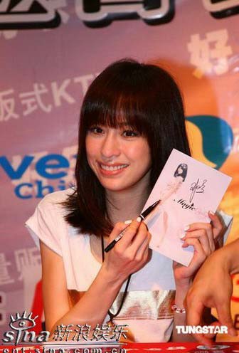 王心凌上海签售新专辑 玩性大发自拍dv【图】