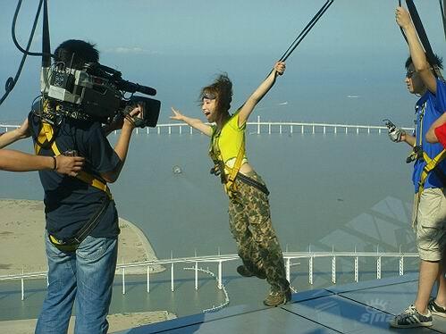 超女艾梦萌胆量大 勇跳233米澳门观光塔(组图