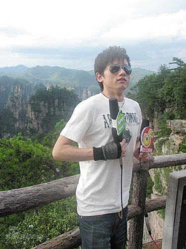 图文:快男超女唱游仙山黄石寨--张杰接受采访