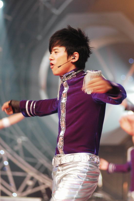 图文:快男13强登场 热歌《Hello Superboy》