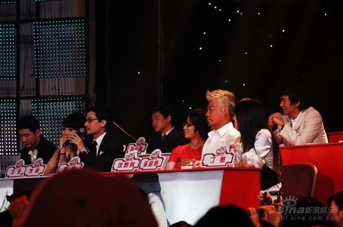 图文:九大评委分别坐镇苏醒、陈楚生两个阵营