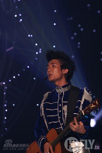 图文：快乐男声终极决赛-陈楚生演唱齐秦的歌